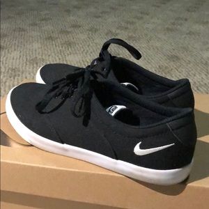 Nike- Black and White Tennis Shoes